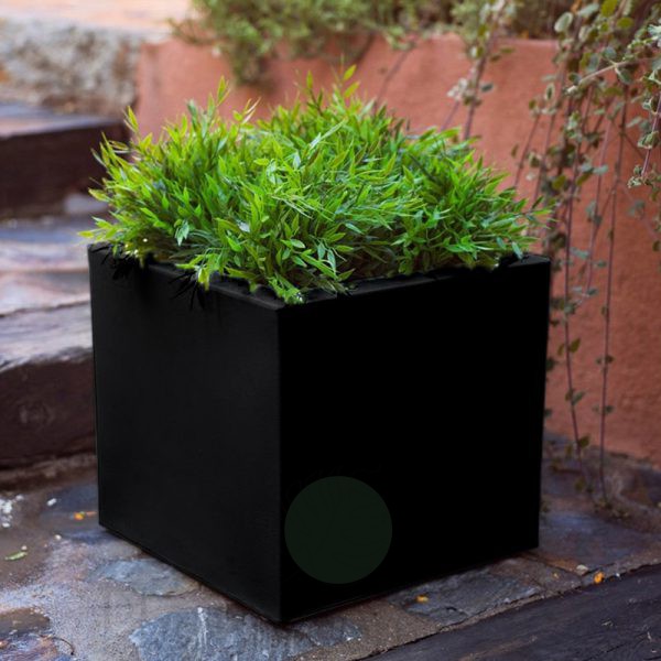 Jardinera negra baja cuadrada de 32 cm de altura en exterior