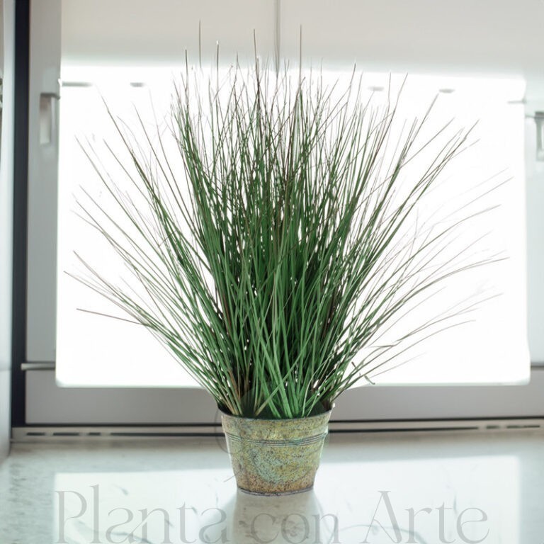 decoración con hierba salvaje artificial en maceta vintage. Planta artificial de hierba