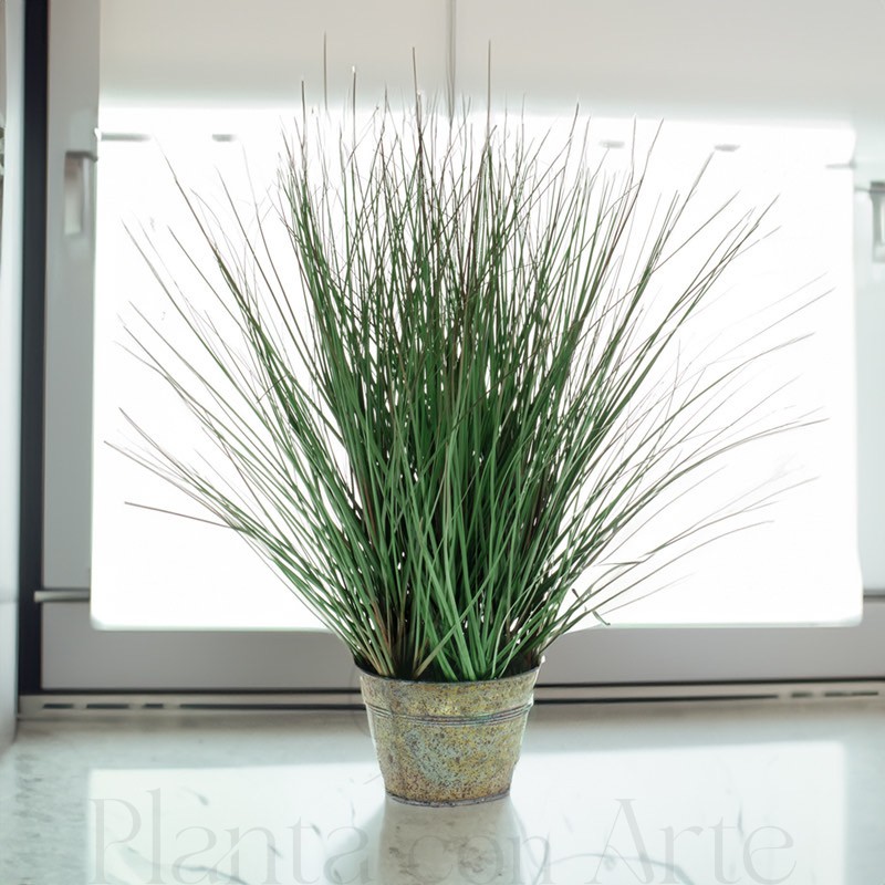 decoración con hierba salvaje artificial en maceta vintage. Planta artificial de hierba