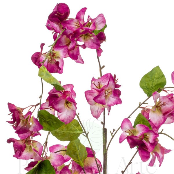 Detalle de la BUGANVILLA VIOLETA Colgante artificial de 120 cm de altura, para pinchar en espuma floral o en tierra. Esta Buganvilla artificial apenas se diferencia visualmente de su modelo natural.