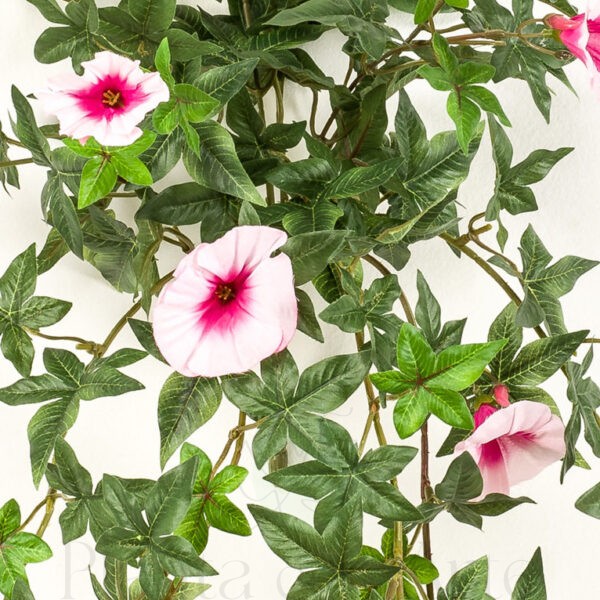 detalle de la flor CAMPANILLA ROSA Colgante UV artificial de increíble realismo, con 65 cm de altura. Incluye tratamiento específico UV para exterior.